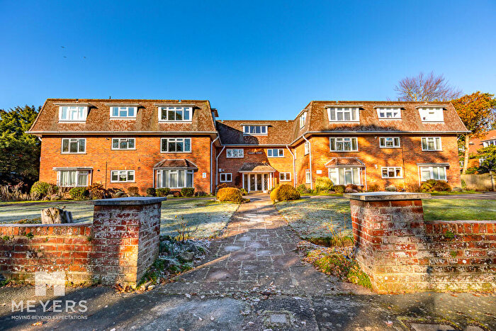 2 Bedroom Flat For Sale In Nairn Road, Bournemouth, BH3