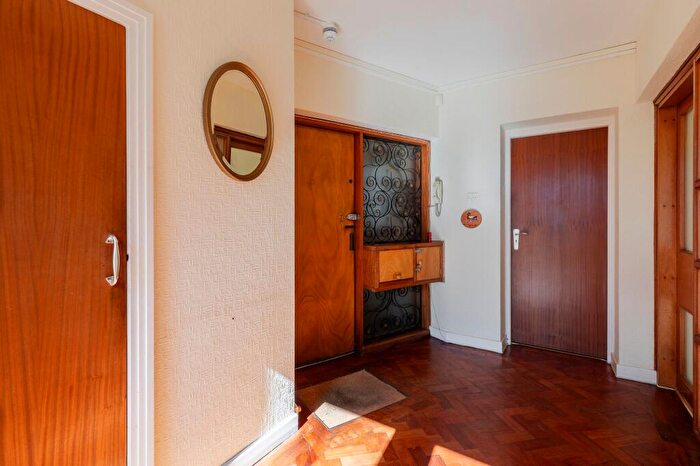 3 Bedroom Flat For Sale In The Grove, Gosforth, NE3