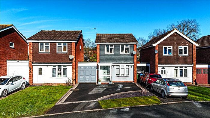 3 Bedroom Link Detached House For Sale In Parkfield Close, Tamworth, Staffordshire, B77