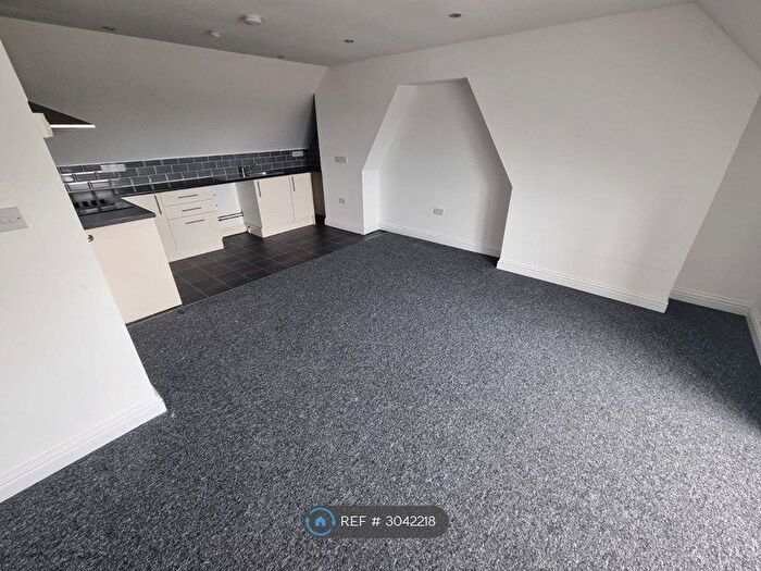 2 Bedroom Flat To Rent In Hillside Avenue, Rochester, ME2