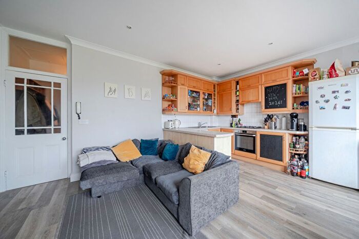 4 Bedroom Flat For Sale In Salterford Road, Tooting, London, SW17