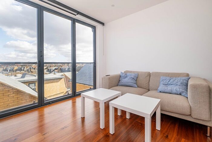 2 Bedroom Flat To Rent In Garratt Lane, London, SW17