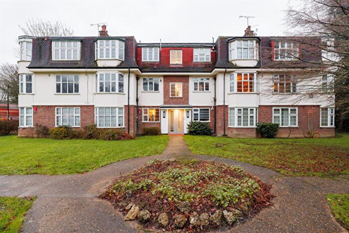 2 Bedroom Apartment For Sale In Whitehall Road, Chingford, E4