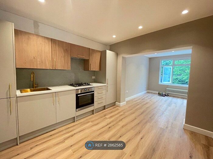 3 Bedroom Flat To Rent In Selborne Gardens, London, NW4