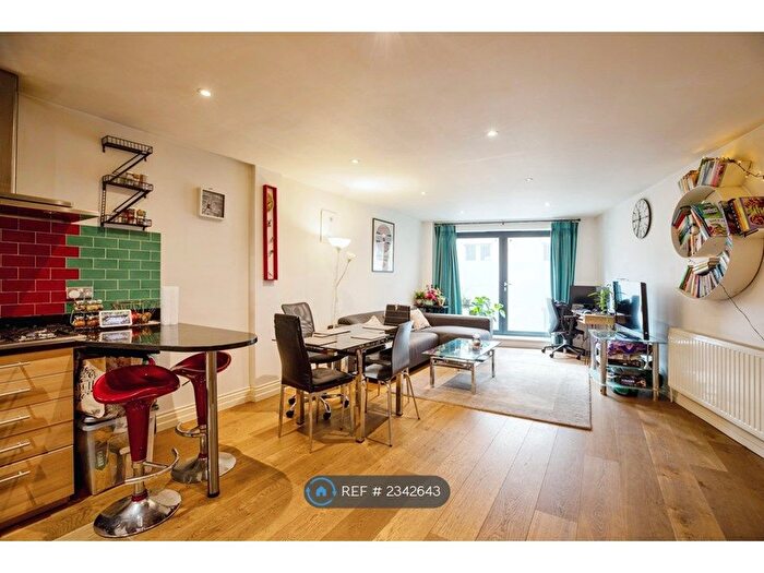 2 Bedroom Flat To Rent In St. Lukes Court, London, SE1