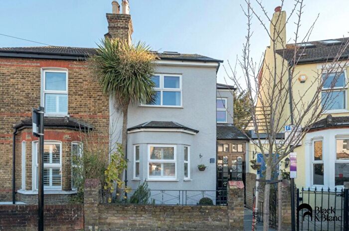 3 Bedroom Semi Detached House For Sale In Oval Road, Croydon, Surrey, CR0