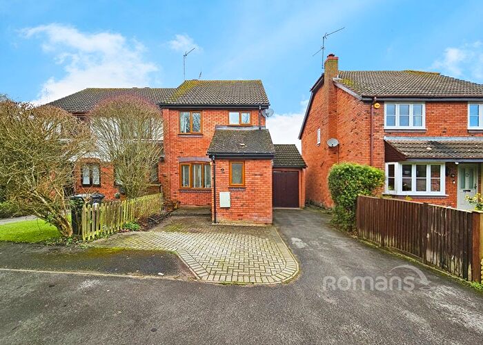 3 Bedroom Semi Detached House For Sale In Driftway Road, Hook, Hampshire, RG27