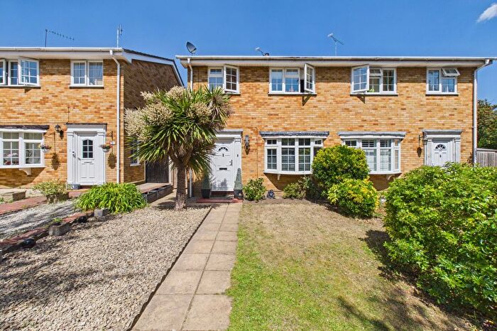 3 Bedroom Semi-Detached House For Sale In Hanover Gardens, Farnborough, Hampshire, GU14