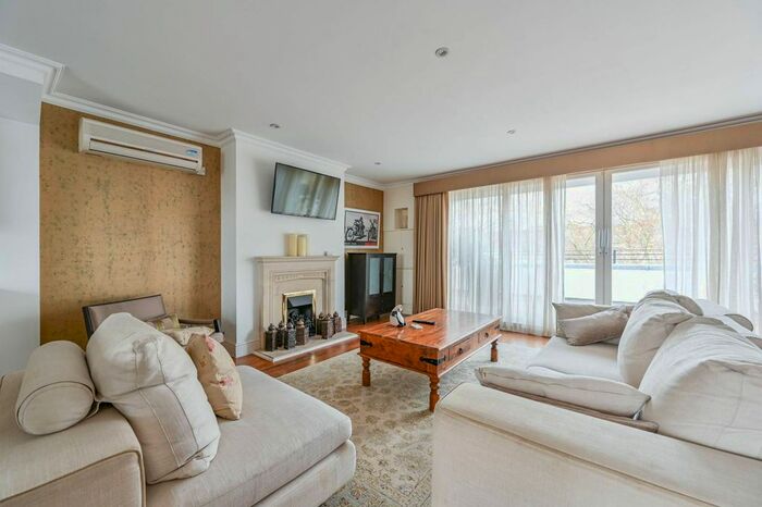 3 Bedroom Flat To Rent In St Georges Square, Pimlico, London, SW1V