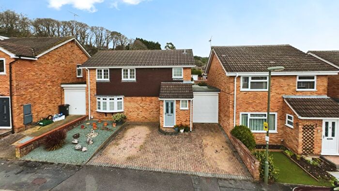 3 Bedroom Link Detached House For Sale In Oldbury Close, Frimley, Camberley, GU16