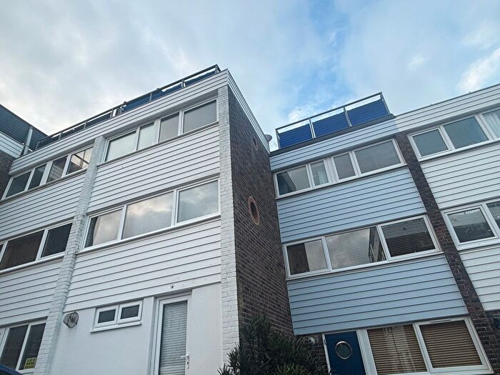 3 Bedroom Town House To Rent In Market Hill, Cowes, PO31