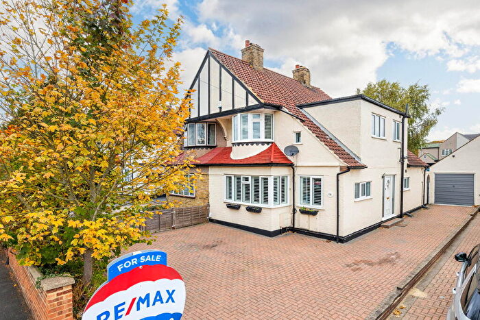 4 Bedroom Semi-Detached House For Sale In Glynde Road, Bexleyheath, DA7