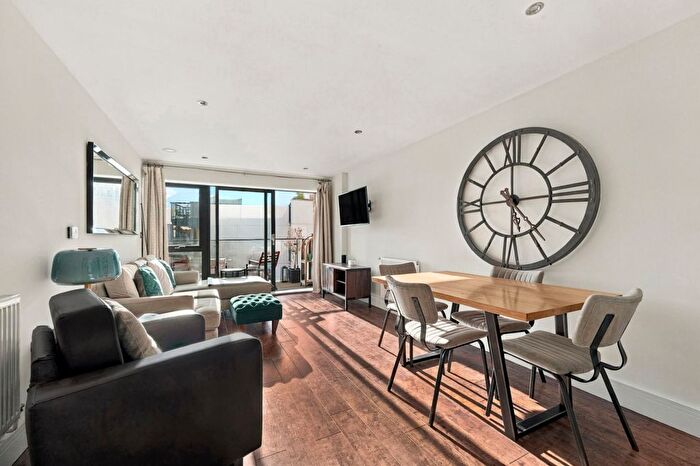 2 Bedroom Flat For Sale In Knightley Walk, Wandsworth, SW18