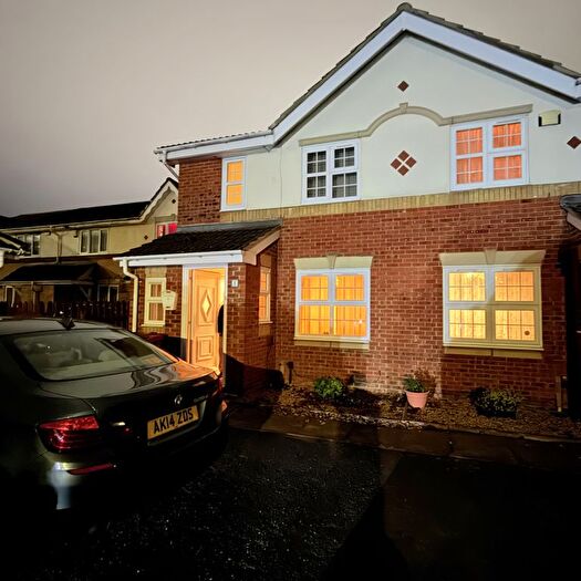 Semi-Detached House To Rent In Molyns Mews, Slough, SL1