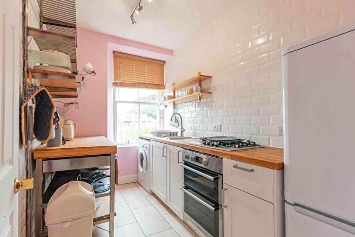 2 Bedroom Flat To Rent In Parkside Street, Edinburgh, EH8