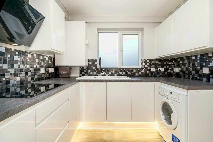 2 Bedroom Flat To Rent In Jengar Close, Sutton, SM1