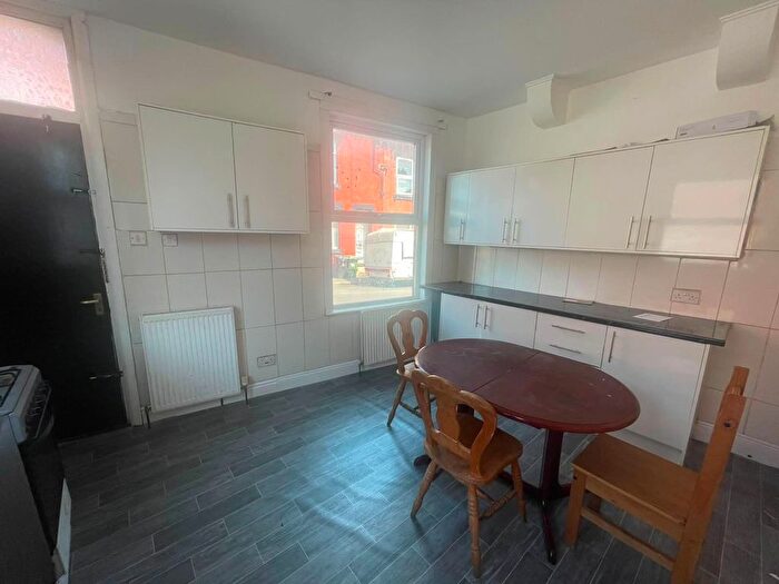 4 Bedroom Flat To Rent In Crosby Road, Leeds, LS11