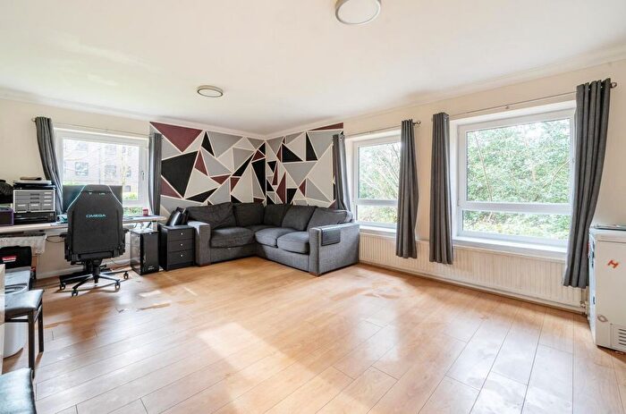 2 Bedroom Flat For Sale In Dawsmere Close, Camberley, GU15
