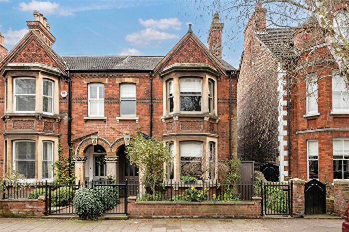 4 Bedroom Semi Detached House For Sale In Waterloo Road, Bedford, MK40