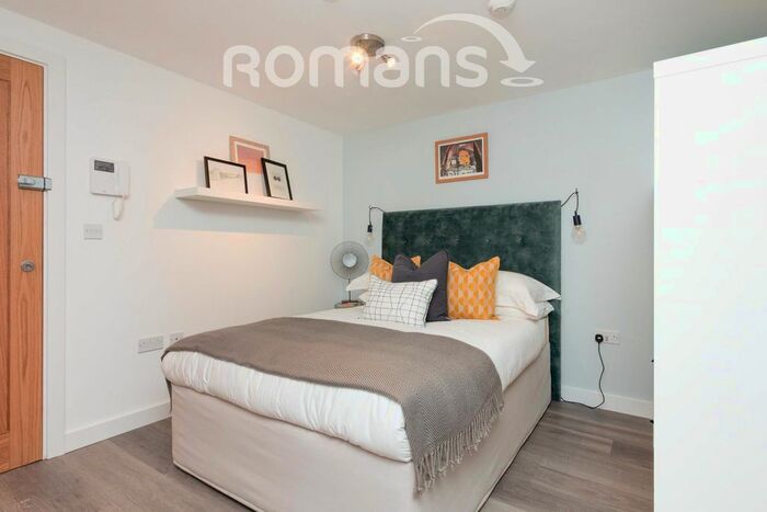 Studio To Rent In Green Lane, Bagshot, GU19