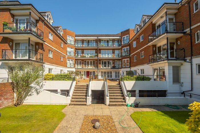 2 Bedroom Flat To Rent In The Downs, London, SW20