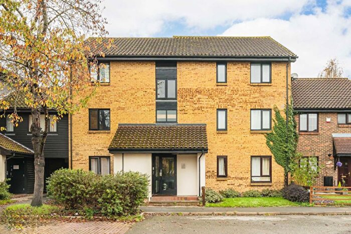 2 Bedroom Flat To Rent In Tanglewood Way, Feltham, TW13