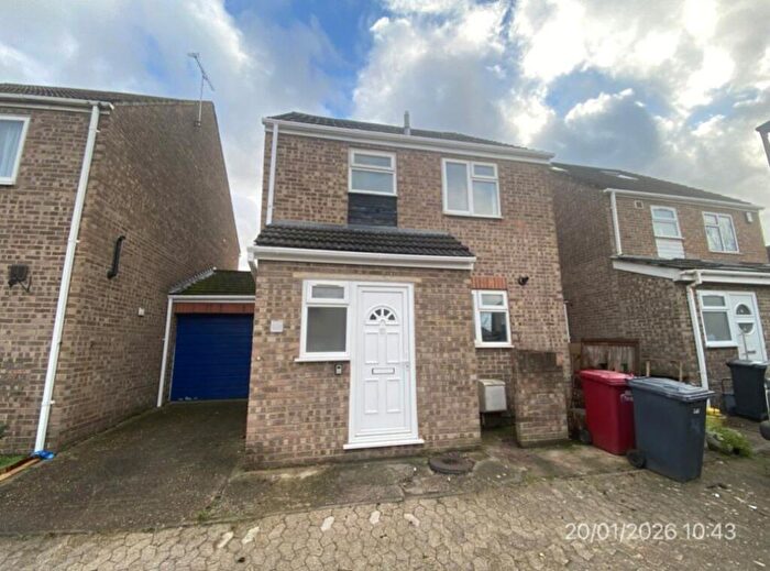 3 Bedroom House To Rent In Rochford Gardens, SL2