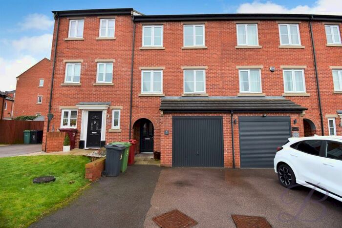 4 Bedroom Town House For Sale In Southdown Close, Doe Lea, Chesterfield, S44