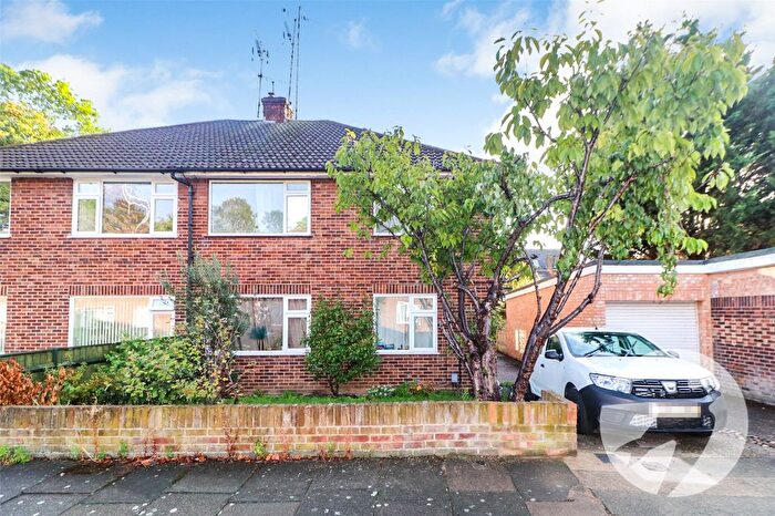 3 Bedroom Maisonette For Sale In Clydon Close, Erith, DA8