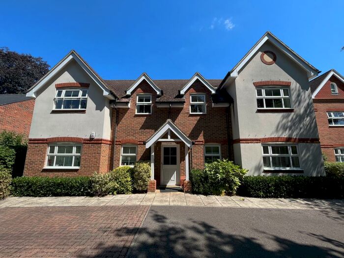 2 Bedroom Apartment To Rent In Sylvan House, St. Peters Avenue, RG4