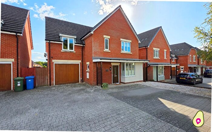 4 Bedroom Detached House For Sale In Lower Broadmoor Road, Crowthorne, Berkshire, RG45