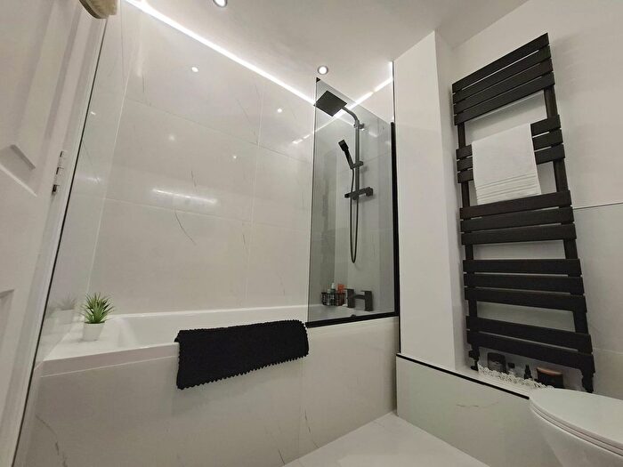 2 Bedroom Flat For Sale In Reed Drive, Redhill, Surrey, RH1