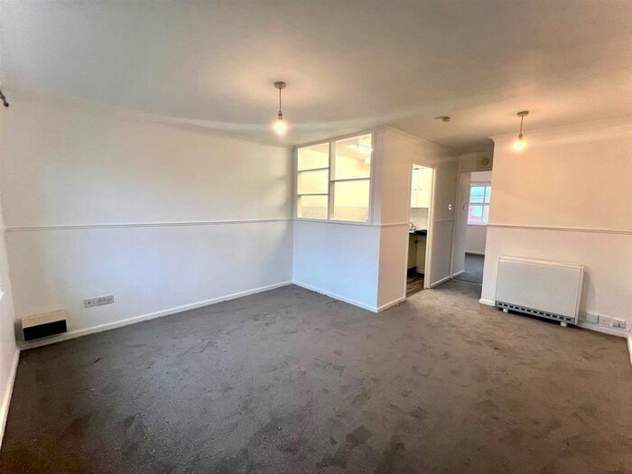 1 Bedroom Flat To Rent In Ascot Court, India Road, Gloucester, GL1