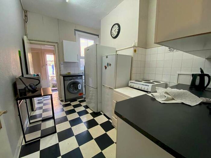 4 Bedroom Flat To Rent In Mitcham Lane, London, SW16