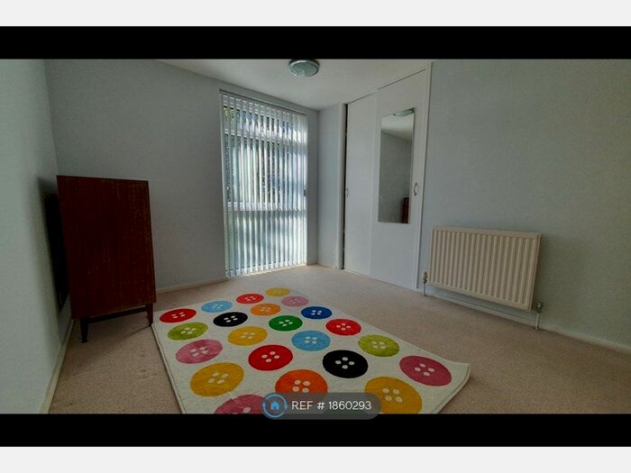 3 Bedroom Flat To Rent In Rocklands, London, N3