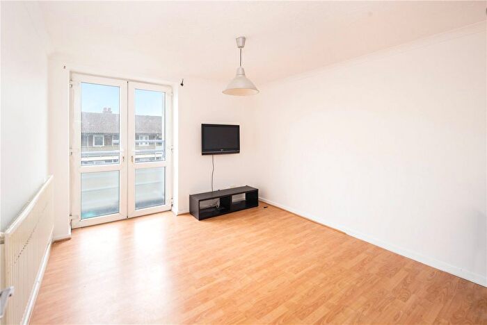 3 Bedroom Flat To Rent In Chater House, Roman Road, Bethnal Green, London, E2
