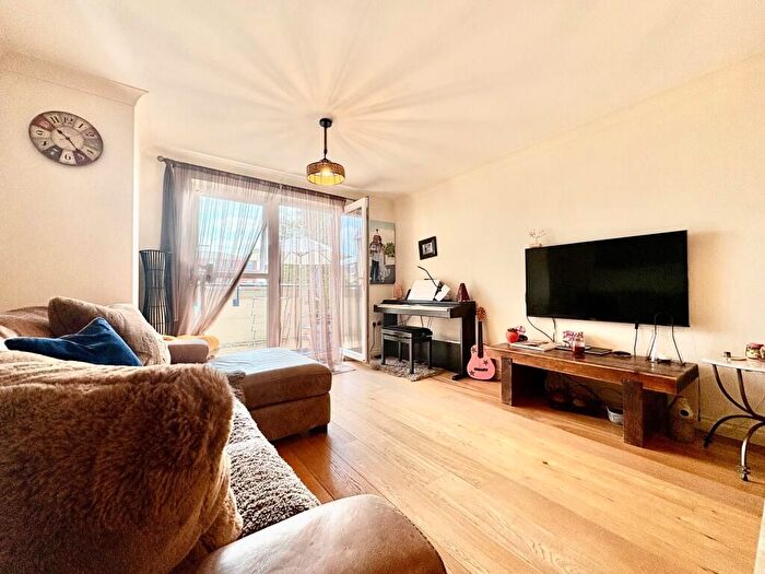 2 Bedroom Flat To Rent In Southern Grove, London, E3