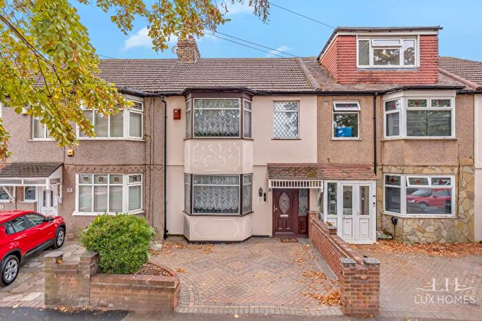 3 Bedroom Terraced House For Sale In Strathmore Gardens, Hornchurch, RM12