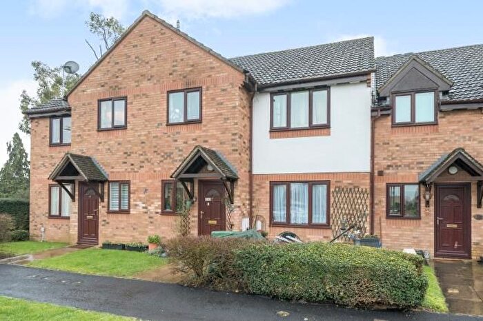 2 Bedroom Flat For Sale In The Larches, Carterton, OX18