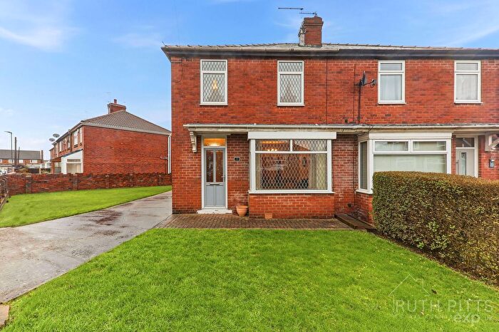 3 Bedroom Semi Detached House For Sale In Minsthorpe Vale, South Elmsall, WF9