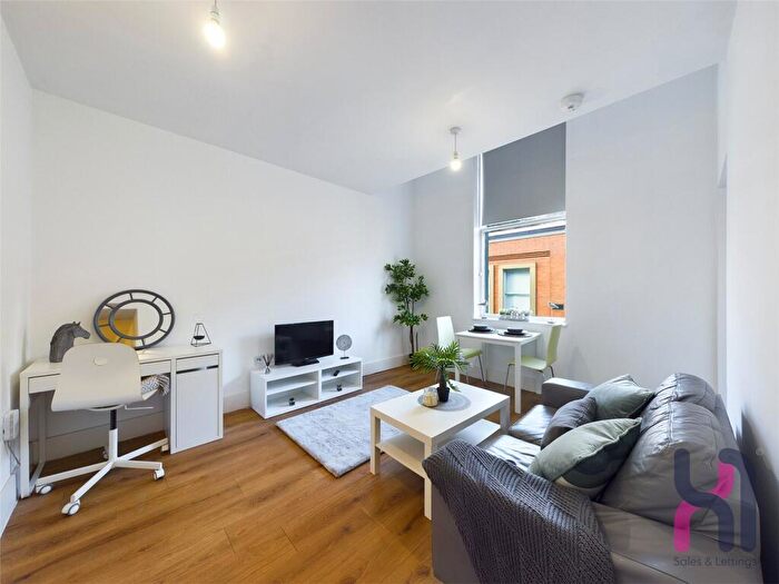 Flat To Rent In Town Hall, Bexley Square, Salford, Manchester, M3