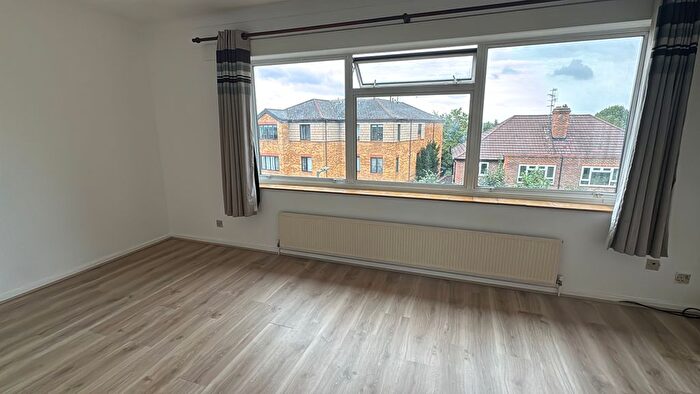 2 Bedroom Flat To Rent In Temple Close, London, N3