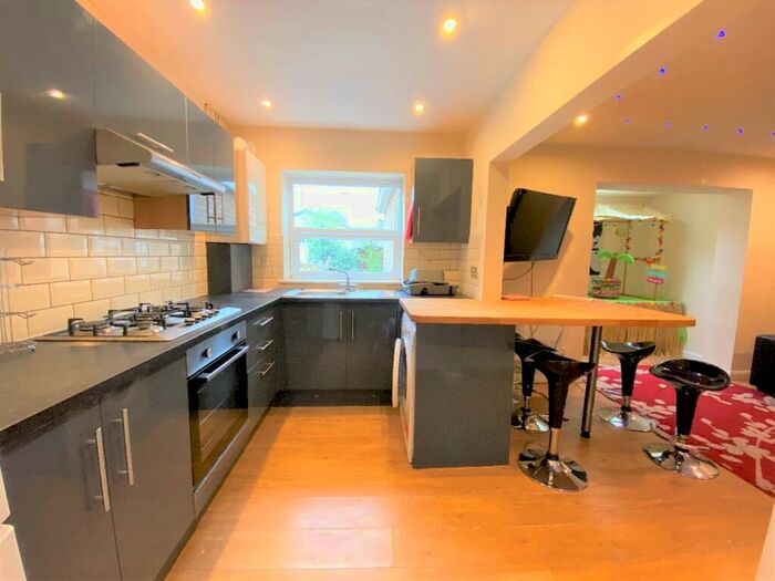 5 Bedroom Semi-Detached House To Rent In Bed Student House - New Ruttington Lane, CT1