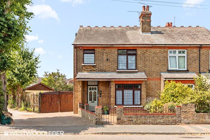 3 Bedroom Semi-Detached House For Sale In Stanstead Road, Hoddesdon, EN11