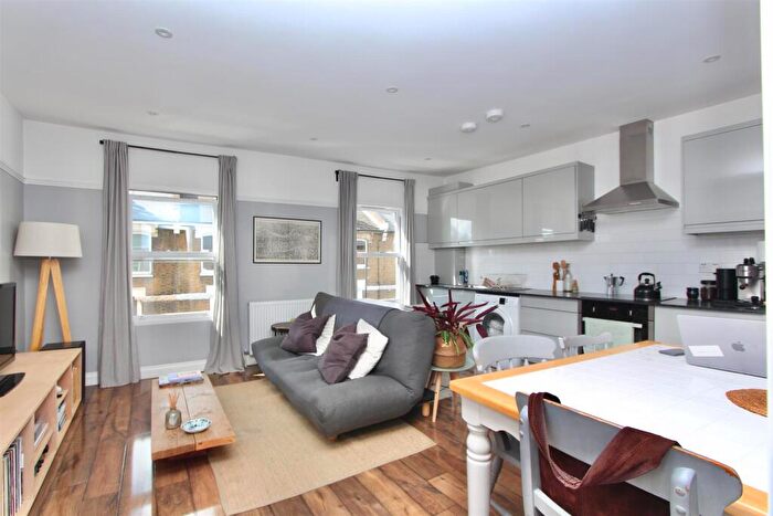 2 Bedroom Flat To Rent In Green Lanes, N16