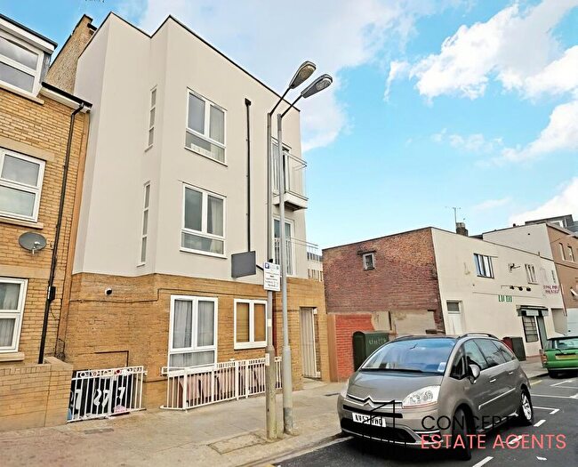 3 Bedroom Flat To Rent In Charlmont Road, Tooting Broadway, SW17