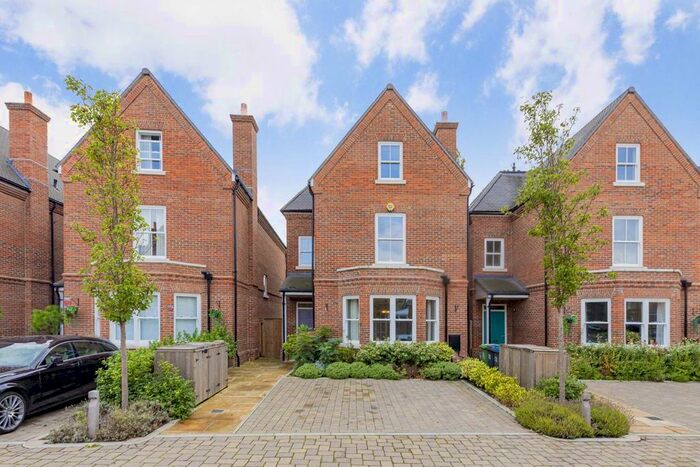 5 Bedroom Detached House To Rent In Barrons Chase, Richmond, TW10