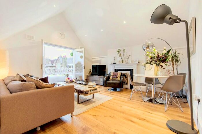 2 Bedroom Flat To Rent In Rosebery Road, SW2