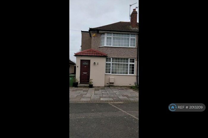 3 Bedroom Semi-Detached House To Rent In Birch Grove, Welling, DA16