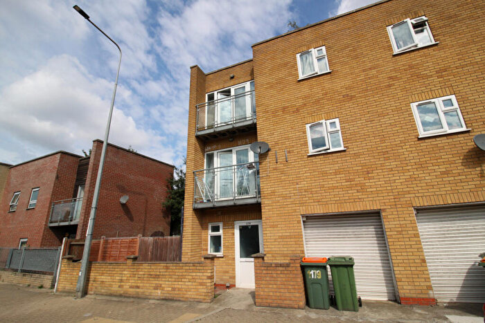 4 Bedroom Semi-Detached House For Sale In Newham Way, London, E6